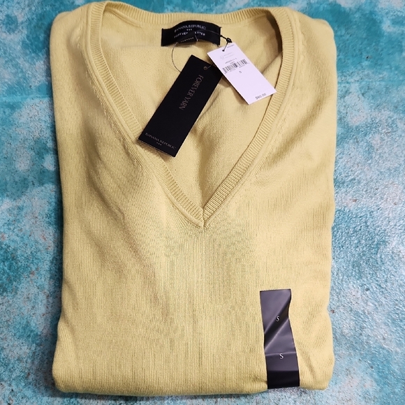 NWT Banana Republic V-Neck Sweater. Small - Picture 3 of 5